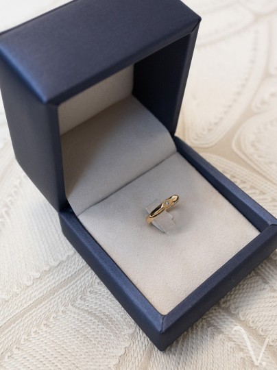 Vintage ring geelgoud met briljant in gladde band