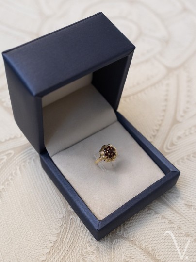 Vintage entourage ring met granaat en sierrand