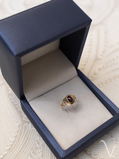 Vintage 14k gouden ring met rood granaat en sierlijnen