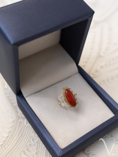Vintage 14k gouden ring met bloedkoraal en sierrand