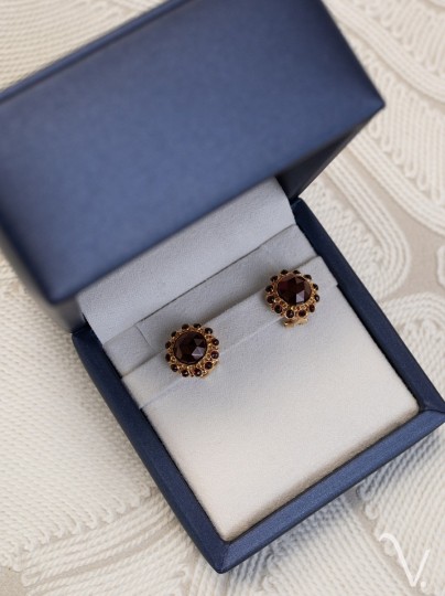 Vintage geelgouden oorclips met rood granaat Vintage geelgouden oorclips met rood granaat