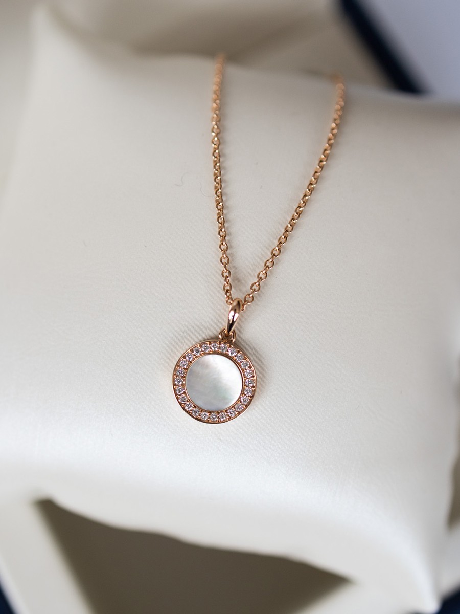 Roségouden collier met parelmoer en diamant 0,16crt.