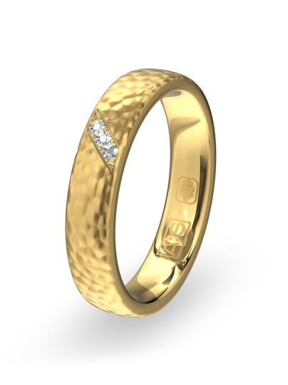 Trouwring geelgoud hamerslag 3 diamanten