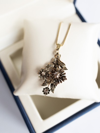 Vintage collier met bloem hanger en diamant