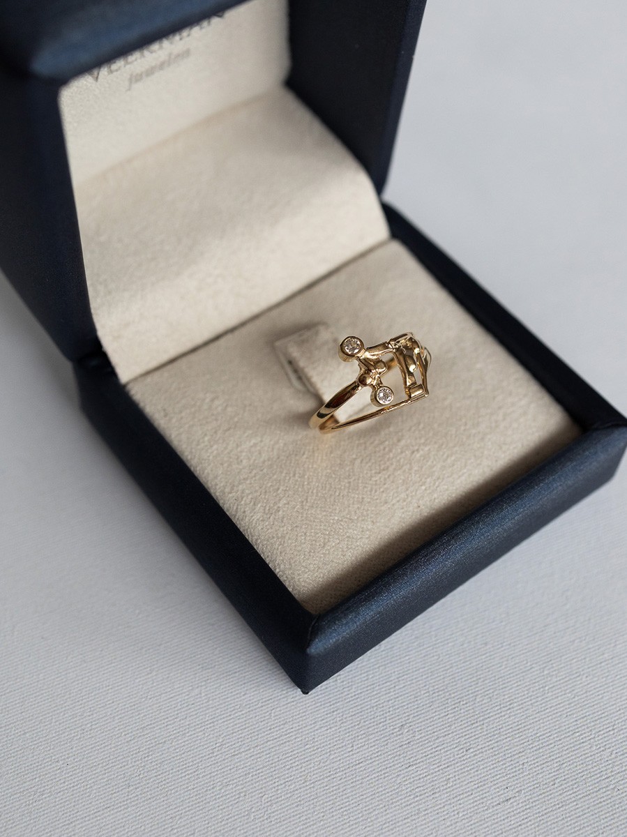 Vintage fantasiering met 2 briljanten