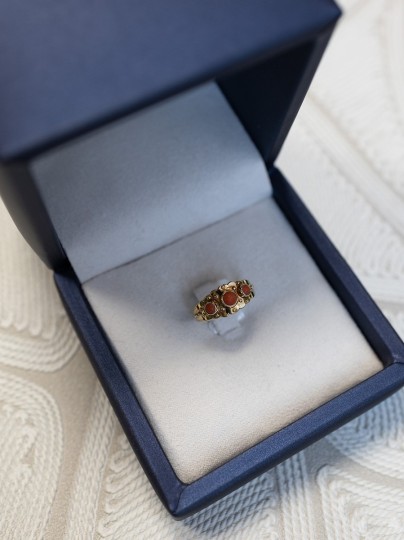 Vintage ring geelgoud met 3 bloedkoralen