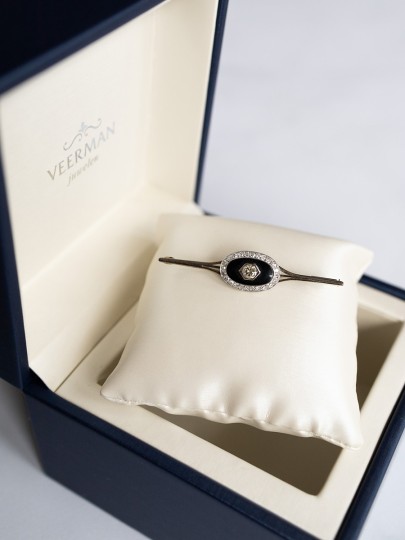 Vintage witgouden broche met onyx en diamanten Vintage witgouden broche met onyx en diamanten