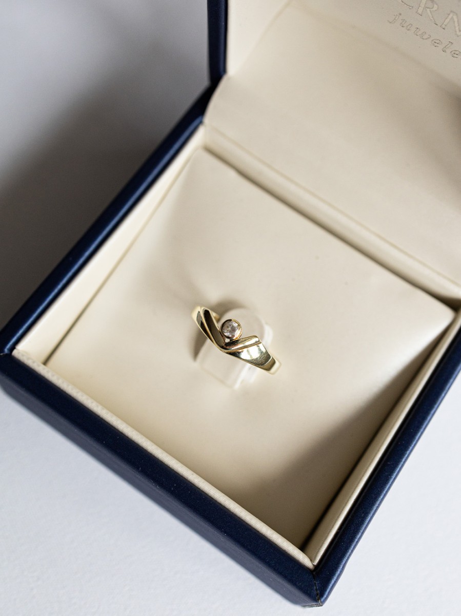 Vintage geelgouden hoek ring met zirkonia Vintage geelgouden hoek ring met zirkonia