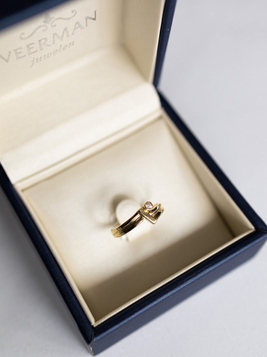 Vintage geelgouden slagring met zirkonia Vintage geelgouden slagring met zirkonia