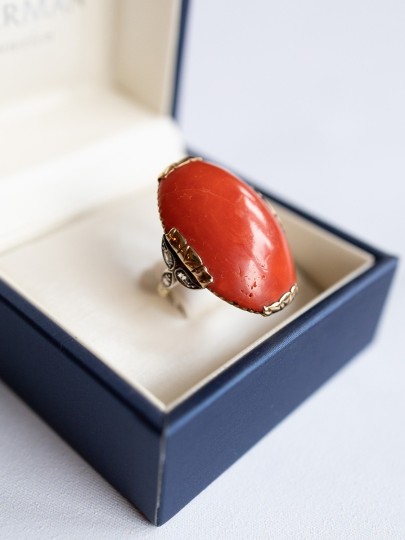 Vintage gouden ring met ovale bloedkoraal en diamanten