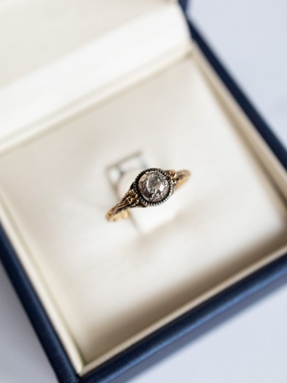Vintage ring met roos diamant en sierlijke band