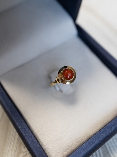 Vintage ring geelgoud met bloedkoraal rond