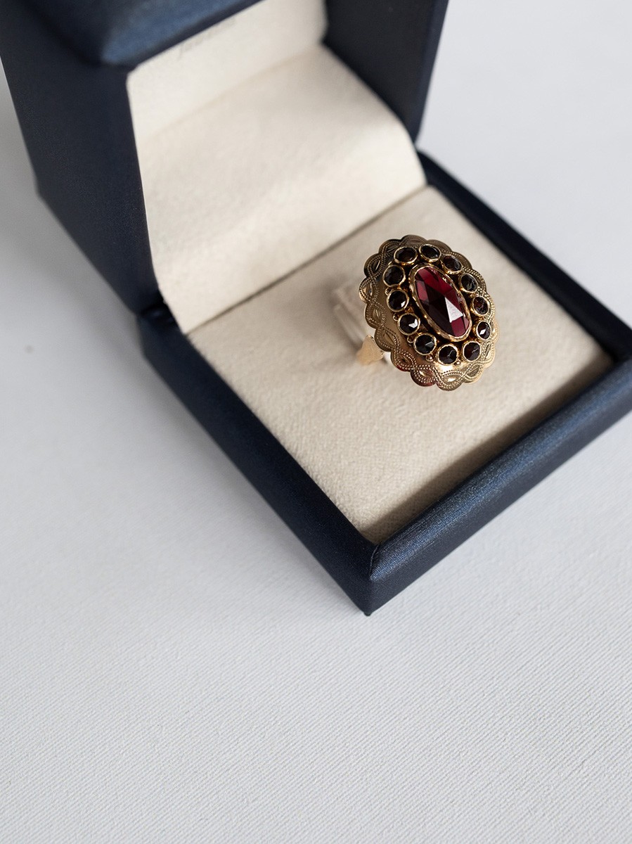 Vintage ring granaat ovaal met sierrand en zijstenen