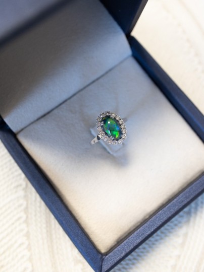 Vintage witgouden entourage ring met vuuropaal en briljanten