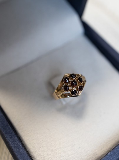 Vintage ring rozet geelgoud met granaat