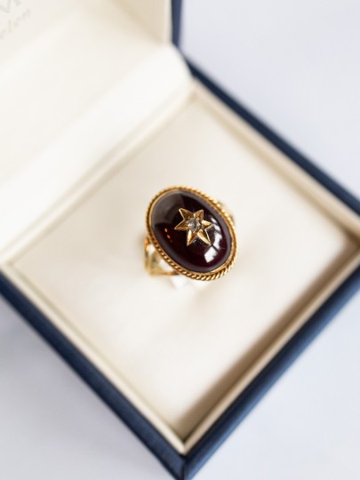 Vintage ring met robijn en ster