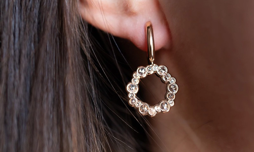 Ontdek de Marie collection oorbellen met diamant