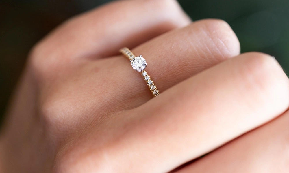 Ontdek de solitairring met zijstenen diamant